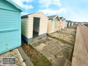 BEACH HUT- click for photo gallery
